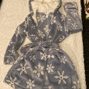 Girls size 8 Cozy robe from Justice